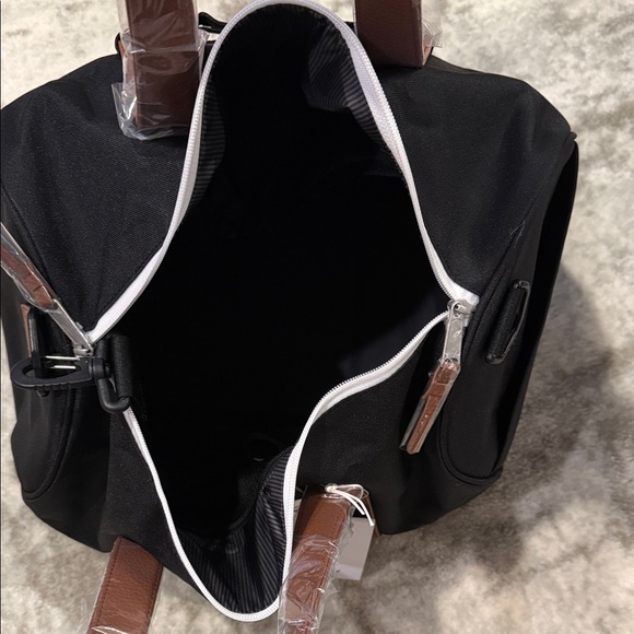 MWT Herschel Novel Carry On Duffle NWT Black/tan - Picture 3 of 6